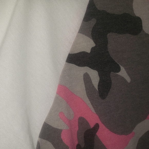 White Birch (NWOT) Pink/Grey Camo Lightweight Sweatshirt 2X - Picture 4 of 7